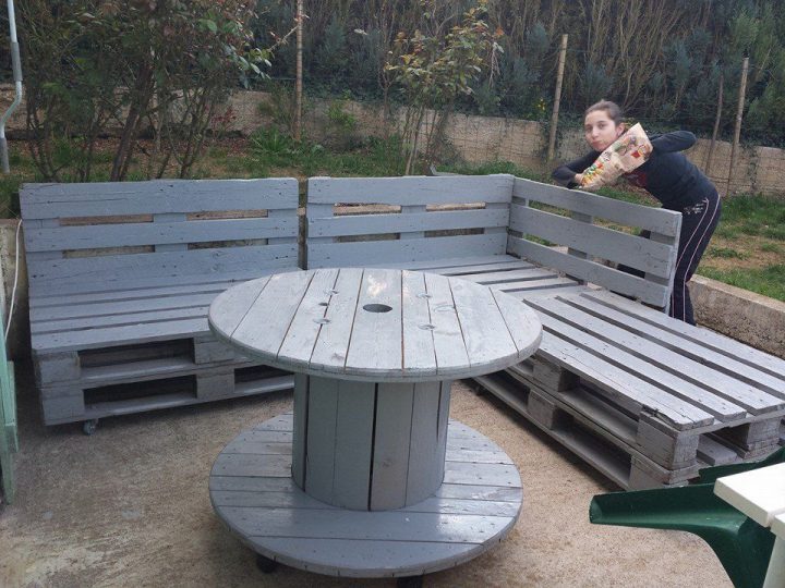 Banc En Palettes Et Table En Touret | Banc En Palette concernant Salon De Jardin En Palettes