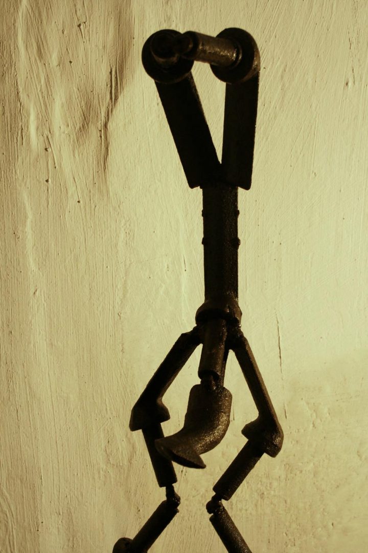 Dépendance – Une Sculpture Métallique Par Tof Basecq destiné Tof Meuble