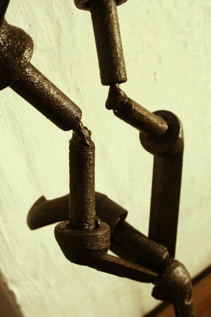 Dépendance – Une Sculpture Métallique Par Tof Basecq tout Tof Meuble