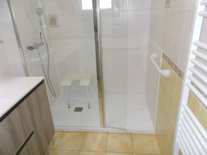 Douche Senior Sécurisée Et Sur Mesure À Nantes Et Loire concernant Douche Sur Mesure Boucherville