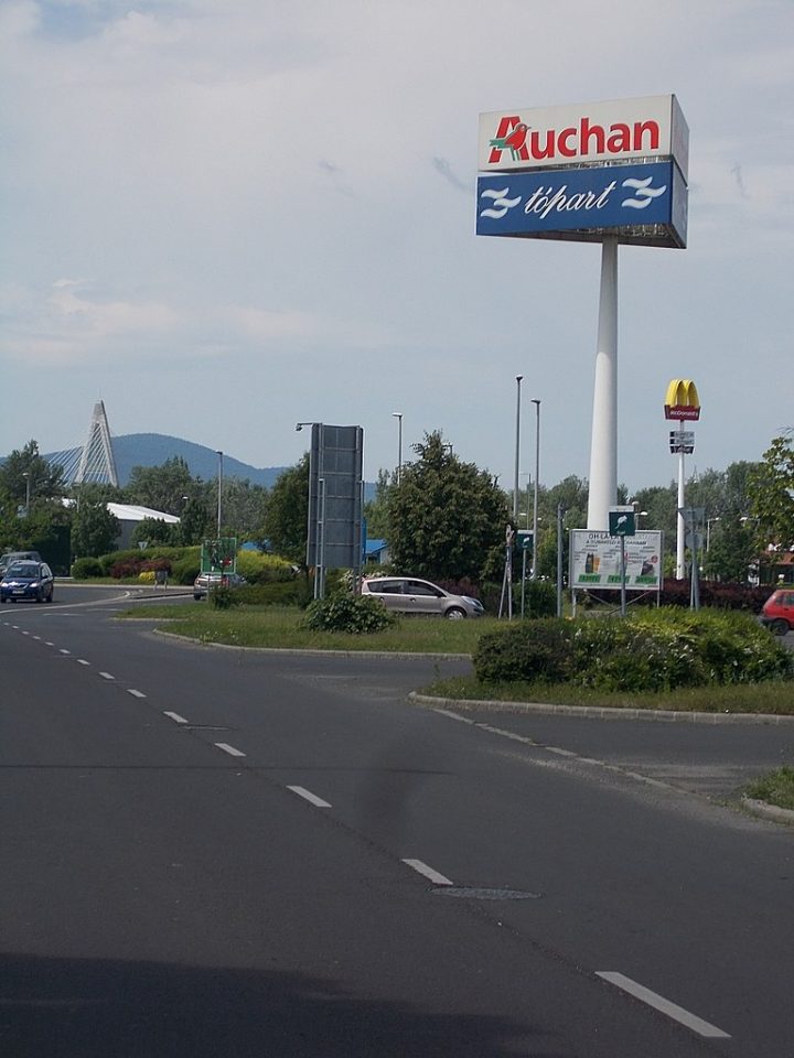 File:auchan And Megyeri Bridge, 2017 Dunakeszi dedans Auchan Wikipedia File:auchan And Megyeri Bridge, 2017 Dunakeszi dedans Auchan Wikipedia