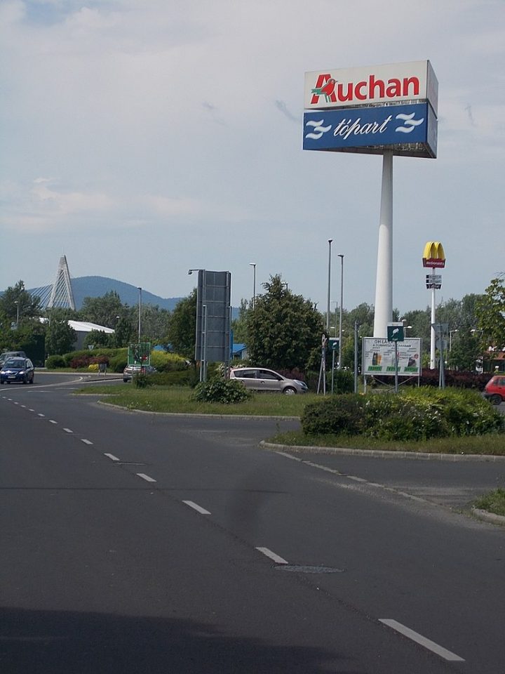 File:auchan And Megyeri Bridge, 2017 Dunakeszi dedans Auchan Wikipedia