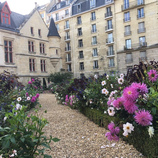 Jardin De L'Hôtel De Sens – Garden In Paris pour Jardin Des Sens