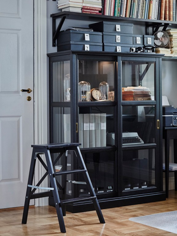 Le Meuble Vitrine : Quand La Déco Ne Se Cache Plus dedans Meuble Vitrine Pas Cher Le Meuble Vitrine : Quand La Déco Ne Se Cache Plus dedans Meuble Vitrine Pas Cher