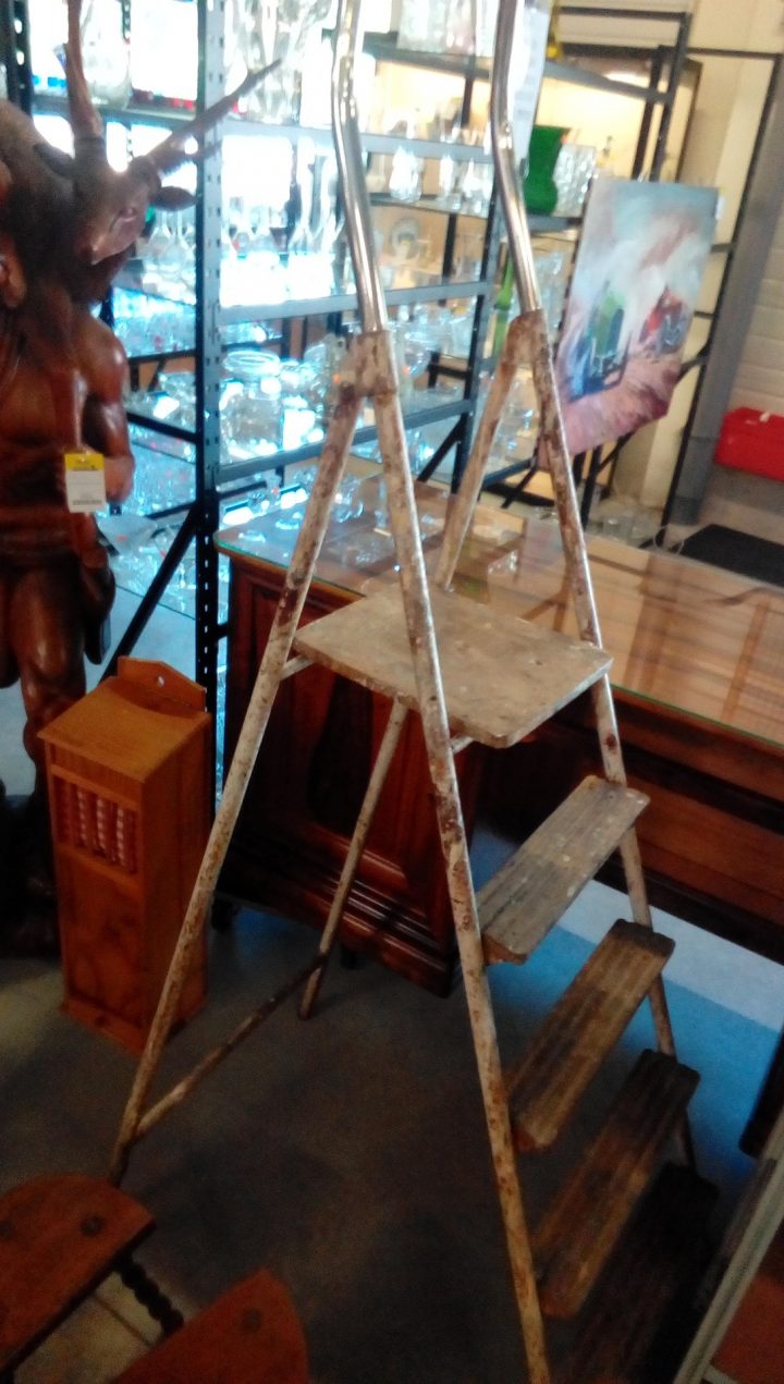 Les Nouveautés – Troc Fecamp à Escabeau Tripode