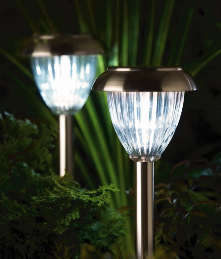 Luminaires Solaires Pour Un Jardin Joliment Éclairé concernant Lampes Solaires Jardin