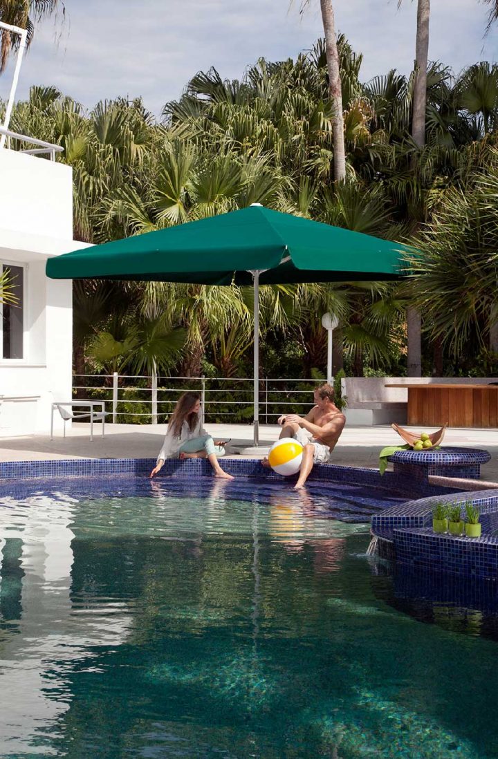 Parasol Haut De Gamme Riviera Carré Avec Bonnet Anti-Vent Et Pied Inclus Par Caravita concernant Parasol Déporté Haut De Gamme