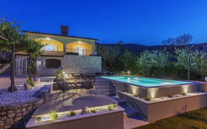 Piscine Semi-Enterrée : Avantages Et Inconvénients concernant Aménagement Piscine Extérieur Terrain En Pente