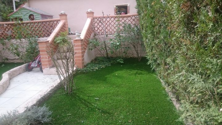 Pose De 40 M² De Gazon Synthétique Haut De Gamme Dans Un dedans Gazon Synthétique Haut De Gamme