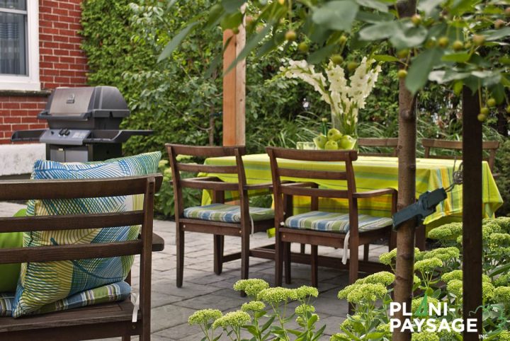 Repas Extérieur Dans Un Jardin De Ville – Plani-Paysage destiné Un Jardin En Ville