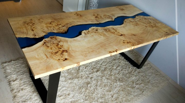 Table De Rivière Bleue Avec Incrustations De Résine Époxy serapportantà Table Bois Resine Table De Rivière Bleue Avec Incrustations De Résine Époxy serapportantà Table Bois Resine