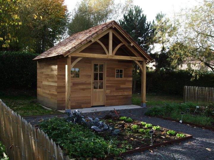 Un Abri De Jardin Sur Mesure Plein De Charme : Bardage En Chêne De Pays Et Toiture En Bardeaux intérieur Toiture Abri De Jardin Un Abri De Jardin Sur Mesure Plein De Charme : Bardage En Chêne De Pays Et Toiture En Bardeaux intérieur Toiture Abri De Jardin