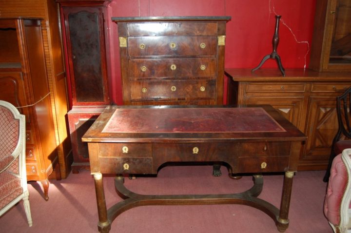 Vente Aux Encheres – Entier Contenu D'Un Garde-Meuble concernant Vente Aux Encheres Garde Meuble Vente Aux Encheres – Entier Contenu D'Un Garde-Meuble concernant Vente Aux Encheres Garde Meuble