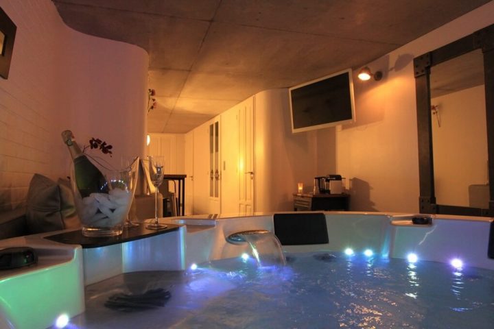 Week-End Romantique : 12 Chambres Avec Jacuzzi Privé concernant Chambre Avec Jacuzzi Privatif Nice