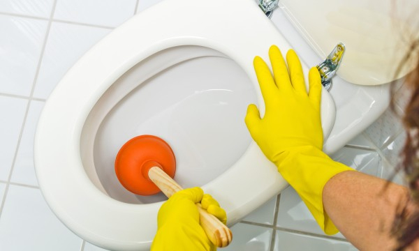 3 Solutions Faciles Pour Déboucher Votre Toilette | Trucs encequiconcerne Comment Déboucher Ses Toilettes