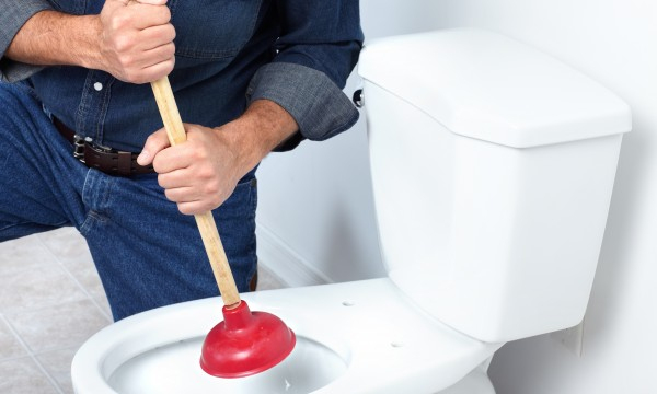 4 Astuces Pour Régler Les Problèmes De Toilette Courants serapportantà Déboucher Ses Toilettes
