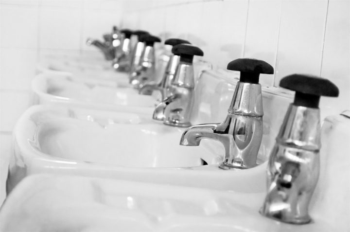 4 Méthodes Pour Déboucher Une Toilette Qui Ne Se Vide Pas tout Deboucher Toilette