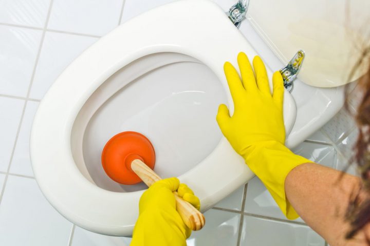 5 Techniques Très Efficaces Pour Déboucher Les Toilettes encequiconcerne Toilette Sanibroyeur Bouché
