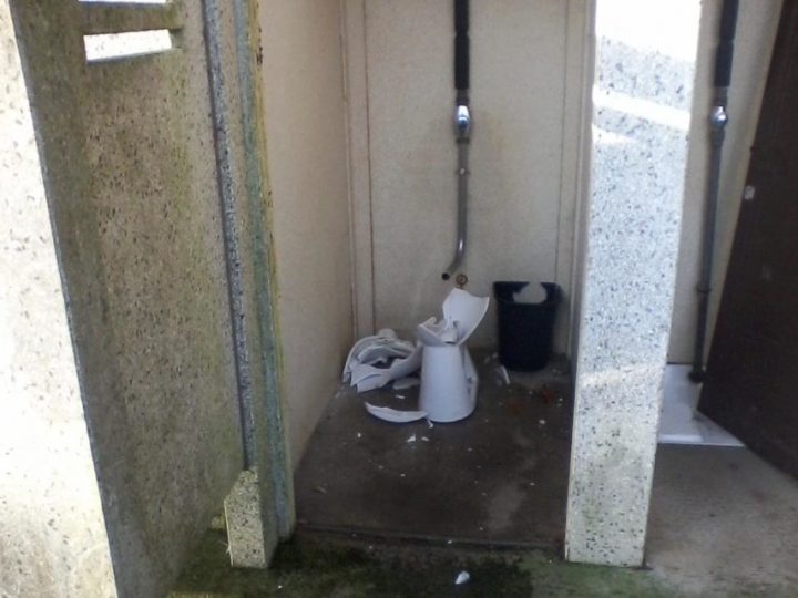A Fougères, Il Bouche Les Toilettes Publiques Depuis Un An pour Toilette Sanibroyeur Bouché