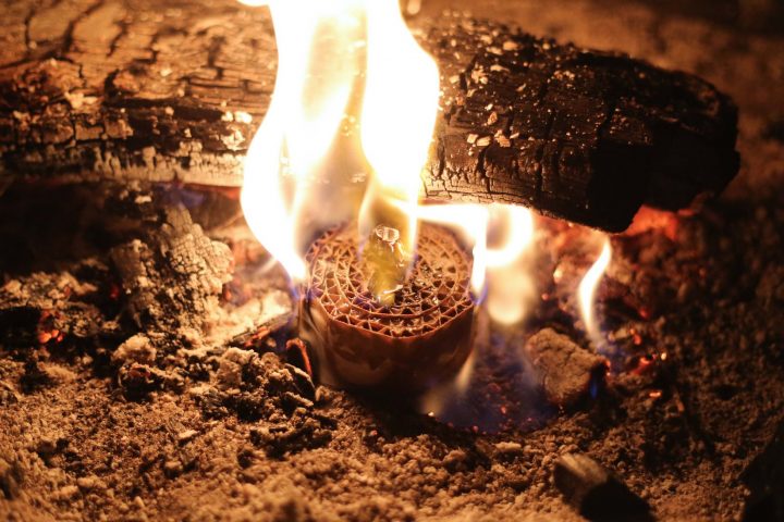 Allume Feu, Camping Ou Cheminée (Tutoriel Gratuit – Diy destiné Cheminée En Carton Fiche Technique