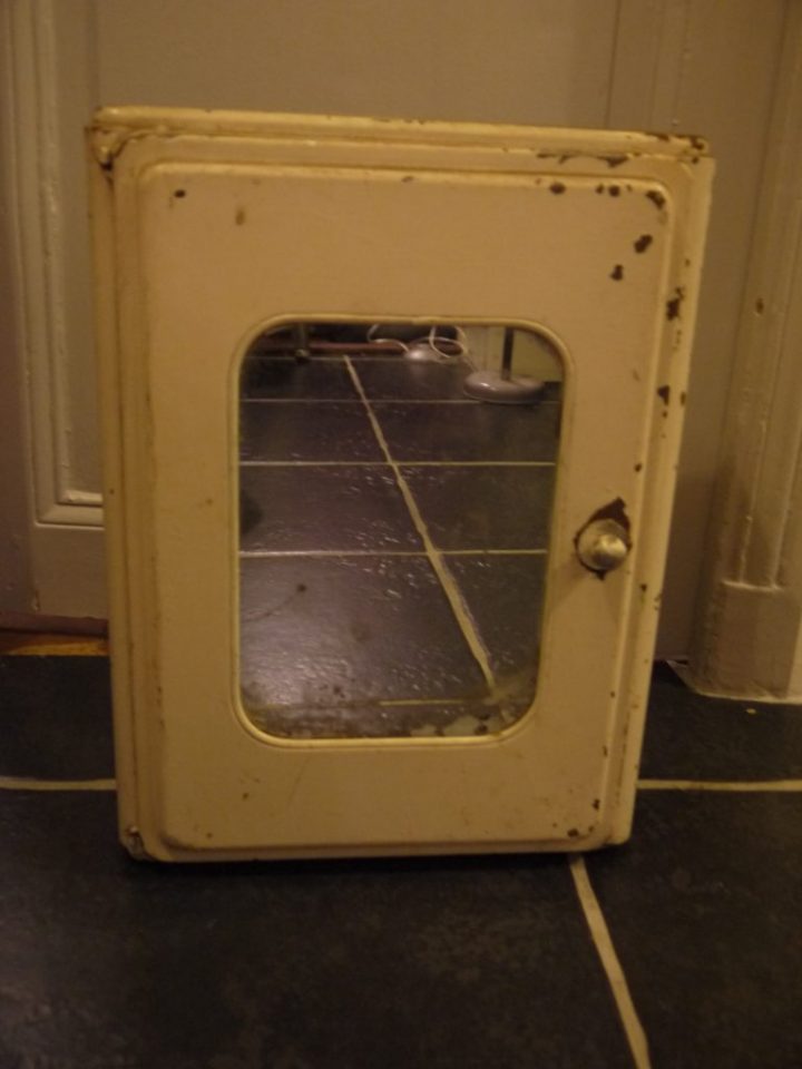 Armoire Pharmacie Ancienne – Passions Photos destiné Rideau Lulu Castagnette