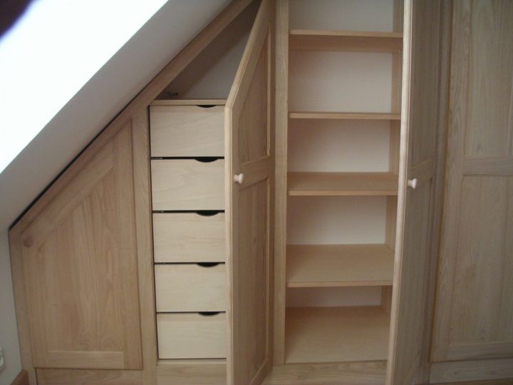 Armoire Sous Pente | Déco Pallier 1Er Étage En 2019 encequiconcerne Rideau Placard Sous Pente