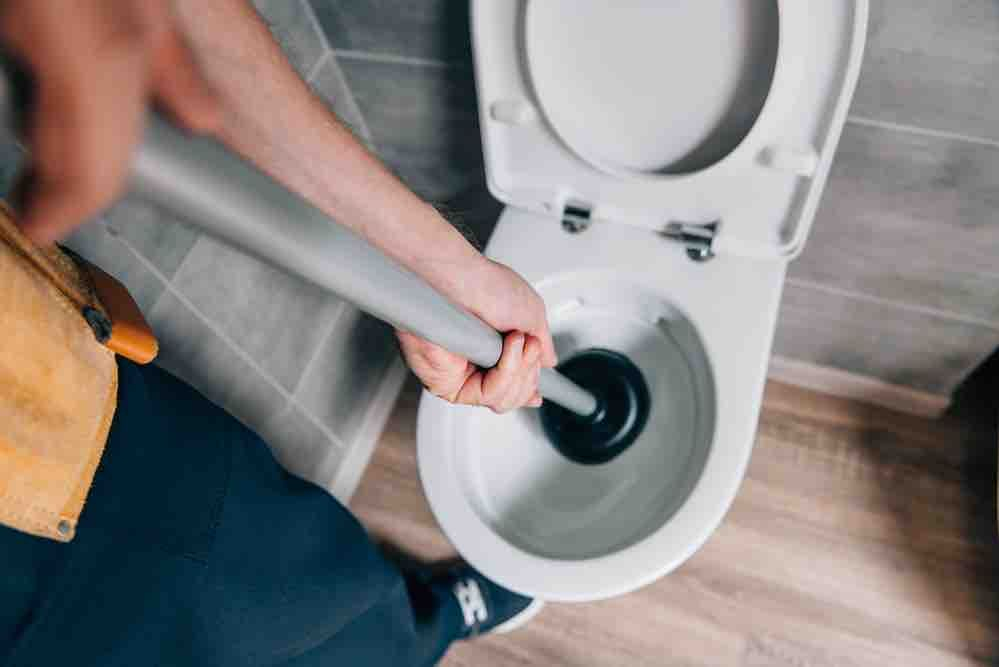 Astuce Pour Déboucher Ses Toilettes Sans Appeler Un Plombier avec Plombier Toilettes Bouchées Prix
