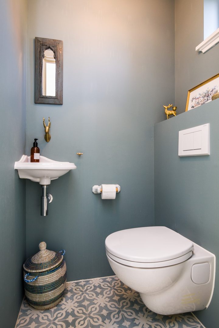 Beach House – Tiny Toilet | Idée Toilettes, Idée Déco concernant Toilette Sous Escalier