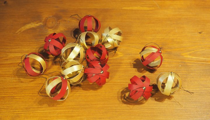 Bricolage Noël : Boules De Noël Avec Rouleaux De Papier avec Que Faire Avec Des Rouleaux De Papier Toilette Vide