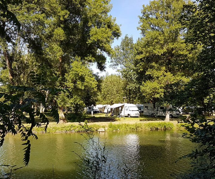 Camping-Car Park Area Of Azay-Le-Rideau – Camping Car Park encequiconcerne Rideau Isolant Thermique Camping Car