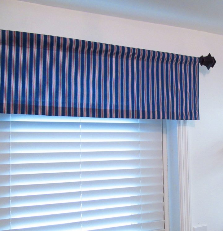 Cantonnière De Fenêtre Rayé Bleu Rouge Blanc Criss pour Rideau Quadrilobe