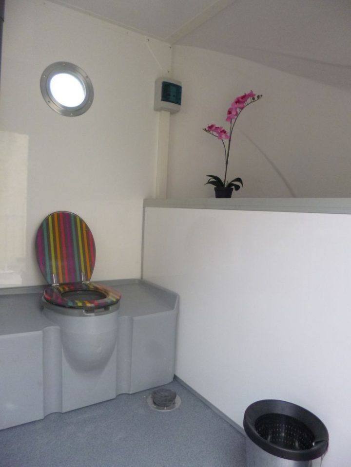 Caravane-Luxe-Toilettes-Vaucluse – Bio Sanitaire Location intérieur Toilette Chimique Caravane