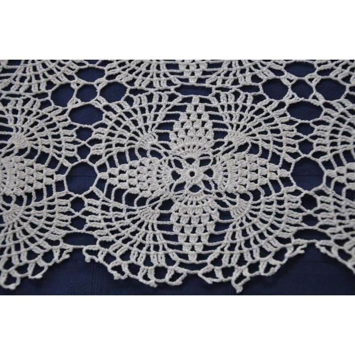 Chemin De Table Blanc Fait À La Main Au Crochet dedans Chemin De Table Au Crochet