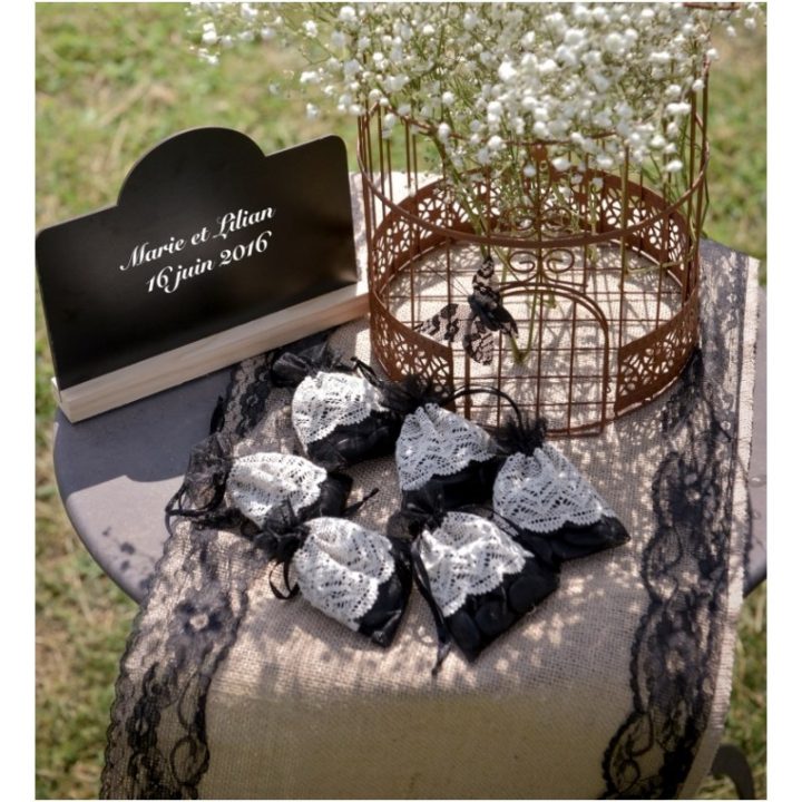 Chemin De Table Toile De Jute Dentelle Noire 2 M dedans Chemin De Table En Toile De Jute