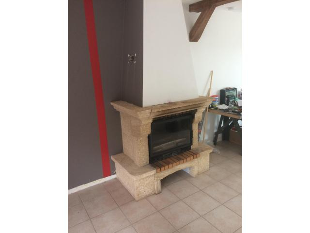 Cheminée En Pierre De France Et Sa Cassette À Bois Invicta avec Cheminée Cassette