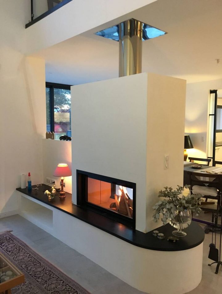 Cheminée Moderne À Double Face Au Milieu D'Une Pièce À concernant Cheminée Double Foyer