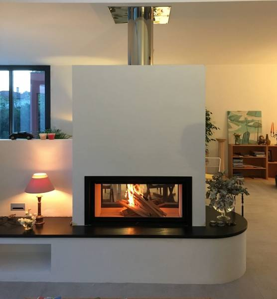 Cheminée Moderne À Double Face Au Milieu D'Une Pièce À dedans Cheminée Double Foyer