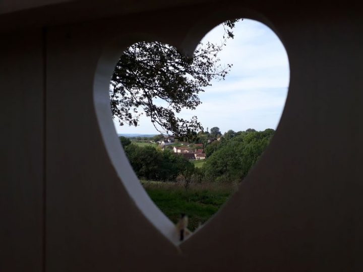 Cœur De La Porte De La Cabane De Toilette Sèche Extérieur encequiconcerne Toilette Seche Exterieur
