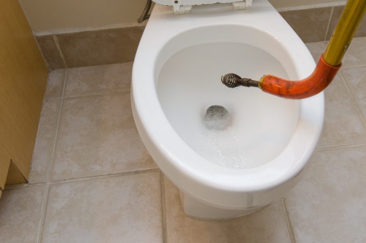 Comment Déboucher Des Toilettes ? – Izi By Edf avec Comment Deboucher Des Toilettes