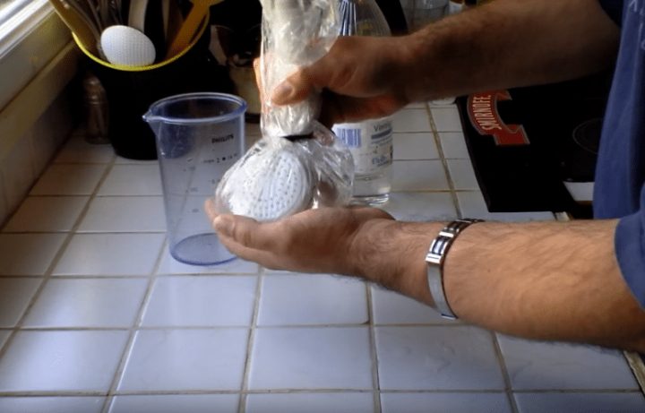Comment Enlever Les Taches De Calcaire ? 5 Astuces Pour pour Comment Retirer Le Calcaire Sur Une Vitre De Douche