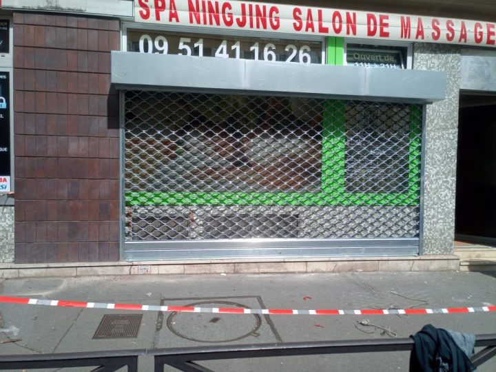 Comment Installer Un Rideau Métallique encequiconcerne Rideau Electrique Bloqué