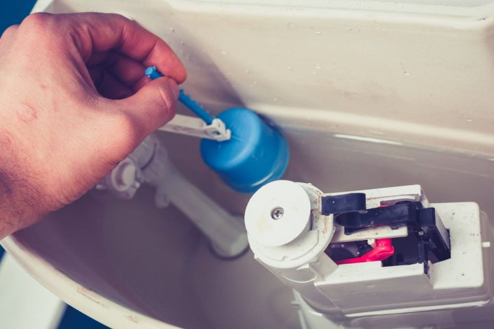 Comment Réparer Une Chasse D'Eau Qui Fuit : La Bonne Technique à Flotteur Toilette