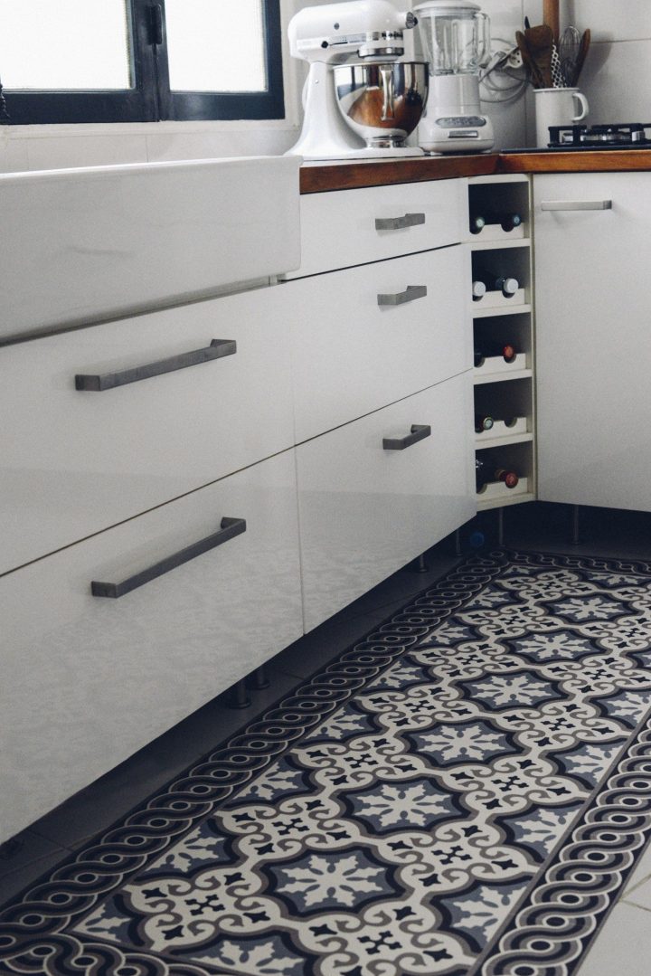 Coup De Frais – Relooker Son Frigo Avec Du Papier Peint serapportantà Tapis Salle A Manger Ikea