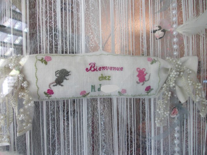 Coussin De Porte – Broderie Mains Souris Et Roses serapportantà Rideau Perle Gifi
