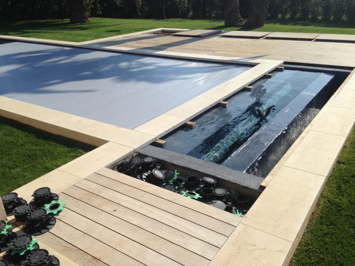 Couverture Ou Volet De Piscine Immergé Silverpool encequiconcerne Rideau De Piscine Immergé