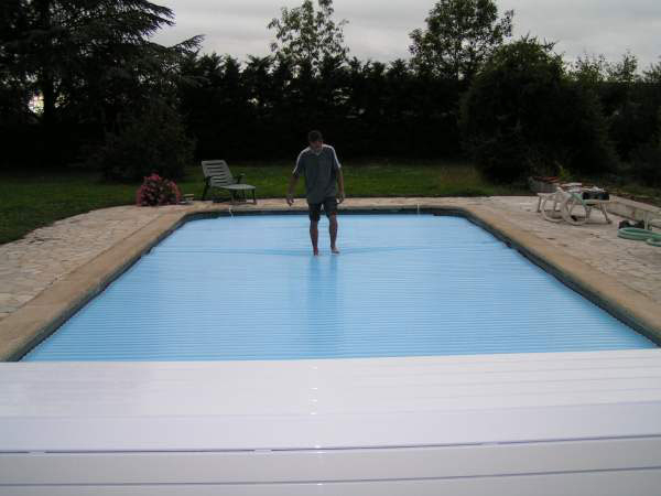 Couvertures Piscine Automatiques, Rideau De Piscine Électrique serapportantà Rideau De Piscine Immergé