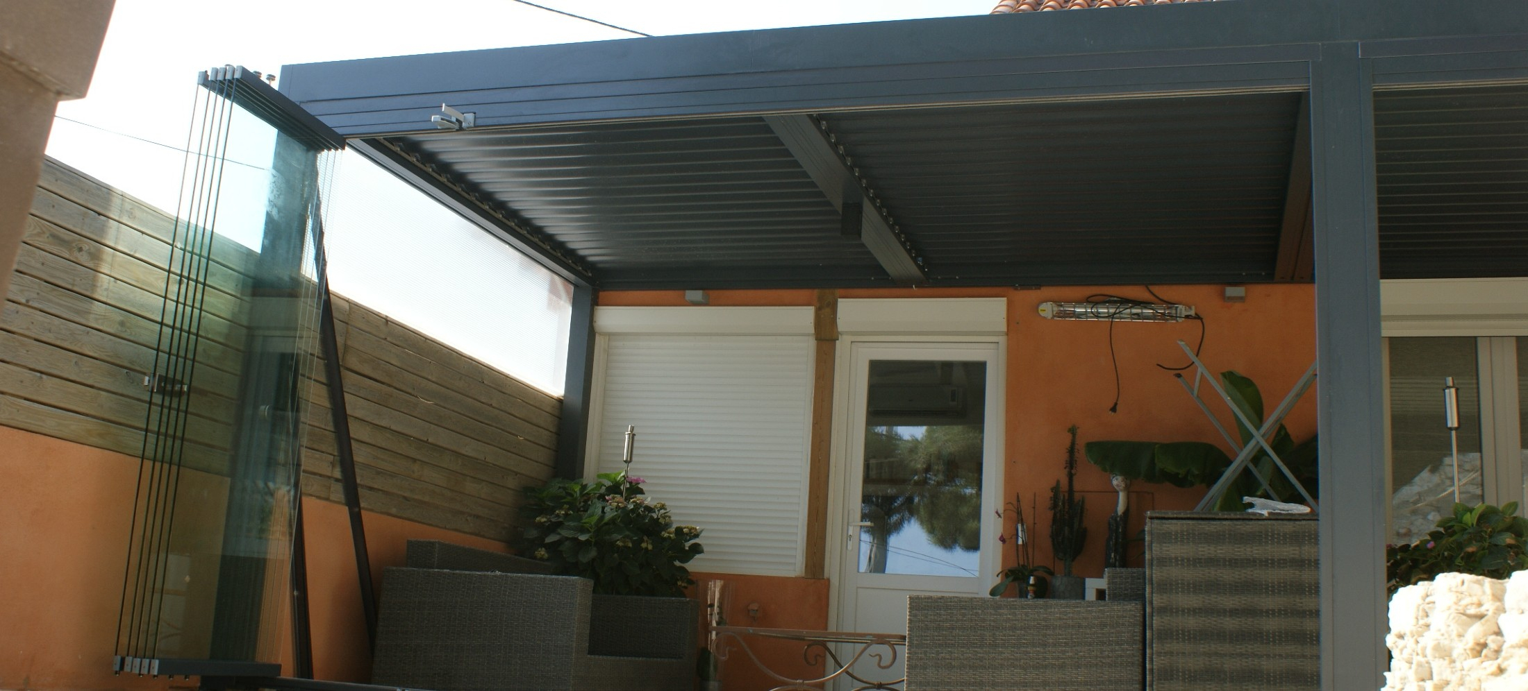 Création De Terrasse Avec Une Pergola Bioclimatique Et concernant Veranda Rideau Pergola Bioclimatique