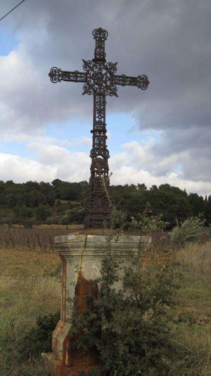 Croix De Pech Menel. Imposante Croix De Fer Forgé, Où Sont à Carrefour 7 Chemins