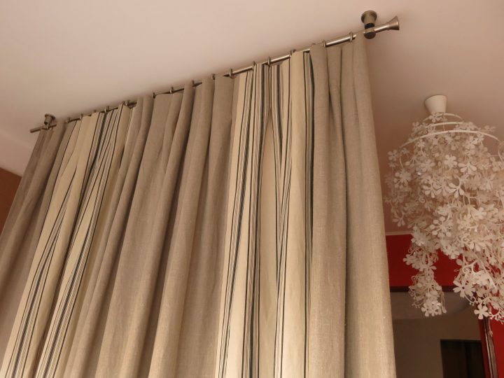 Dans Le Plafond ,Une Barre Nickel Mat Qui Supporte Des avec Rideau Et Voilage Sur Même Tringle