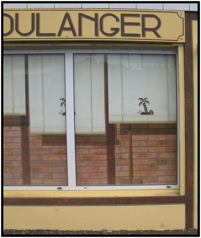 Derrière Le Rideau De Fer, Une Vitre. Derrière La concernant Rideau Trompe L Oeil Derrière Le Rideau De Fer, Une Vitre. Derrière La concernant Rideau Trompe L Oeil